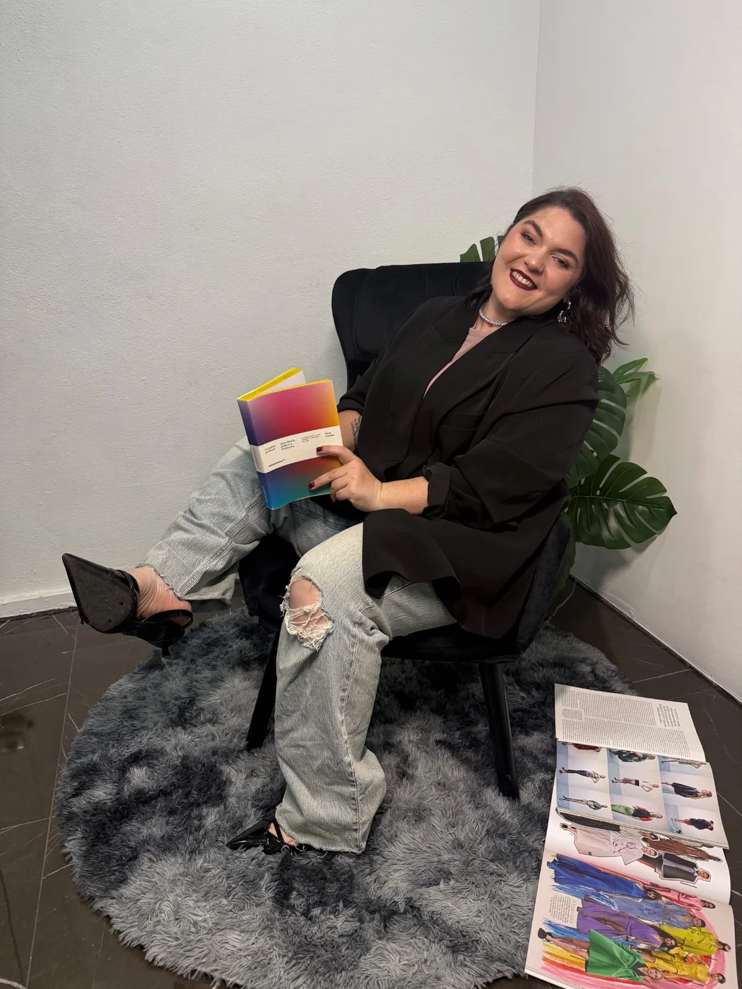 Jennifer Díaz en el interior de HoneyGloss Studio.