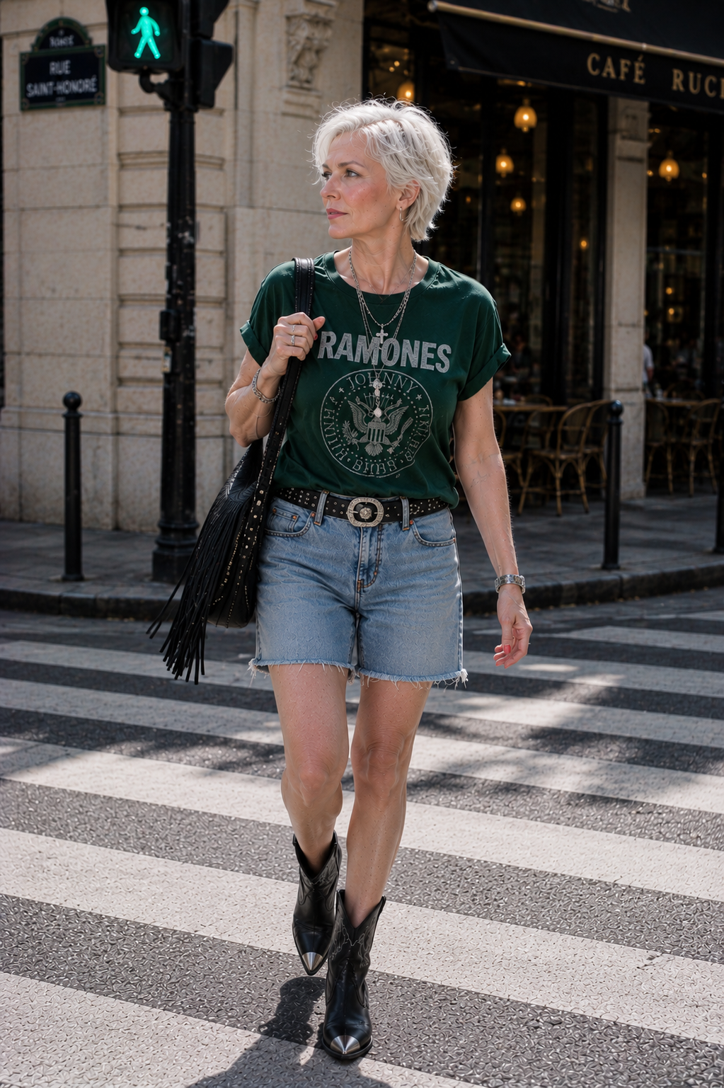 Look de verano para colorimetría Invierno con camiseta verde esmeralda, bermudas vaqueras y accesorios negros.